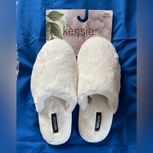 Kensie White Fuzzy Slippers